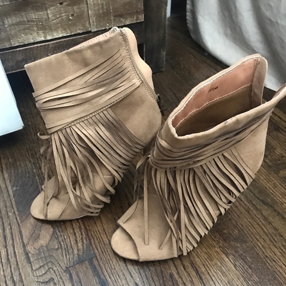 Like new tan fringe heel🌵